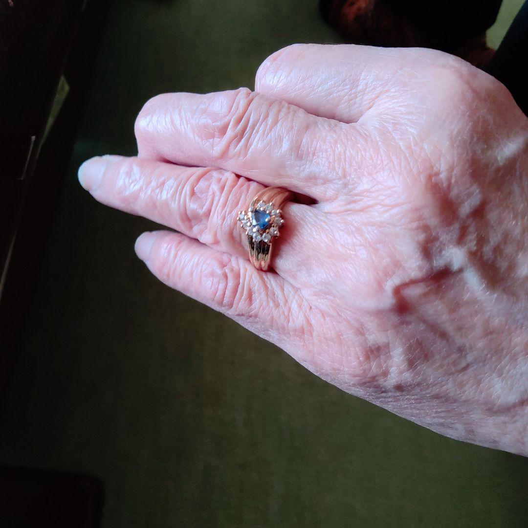 n*c様 エレガントなゴールドリング サファイア付き台は裏に刻印有りますが小さく