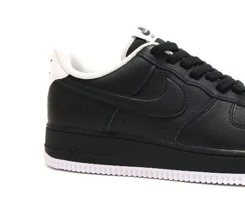 新品未使用タグ付きNIKEエアフォース1 '07 ブラック/ブラック-ホワイト