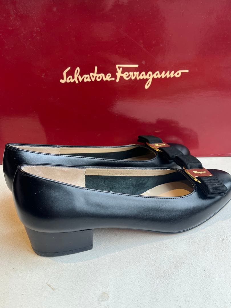 【新品未使用】サルヴァトーレ フェラガモ パンプス ローヒール バラ　リボン