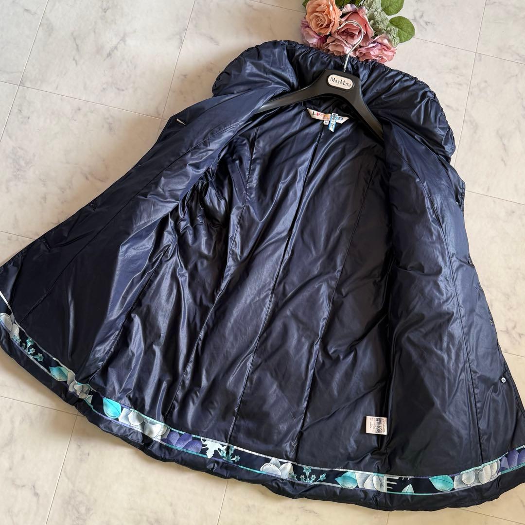 美品★レオナール リアルダウンコート 女優襟 花柄 トリム 紺 軽量 身幅50