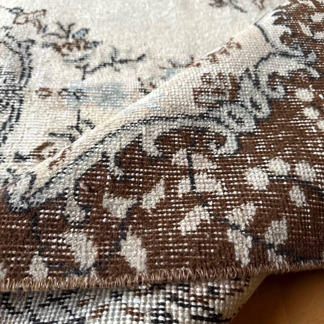 113×207花や実　淡いベージュ×クリーム×ブラウン　トルコヴィンテージラグ