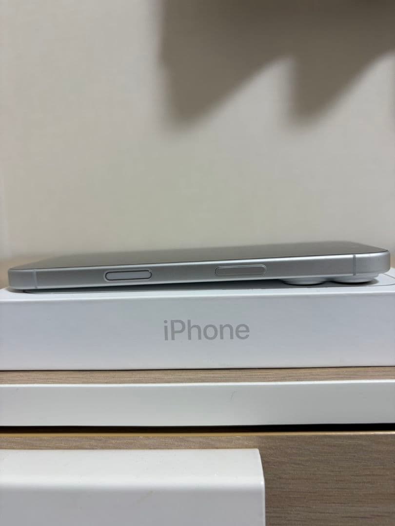 馬彦　Apple iPhone 16 ホワイト 本体 充電ケーブル付き