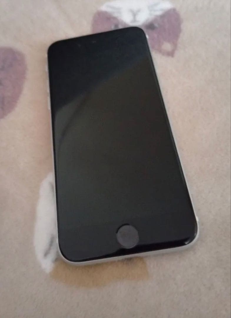 Apple iPhone SE2世代ホワイト SMフリーバッテリー82%