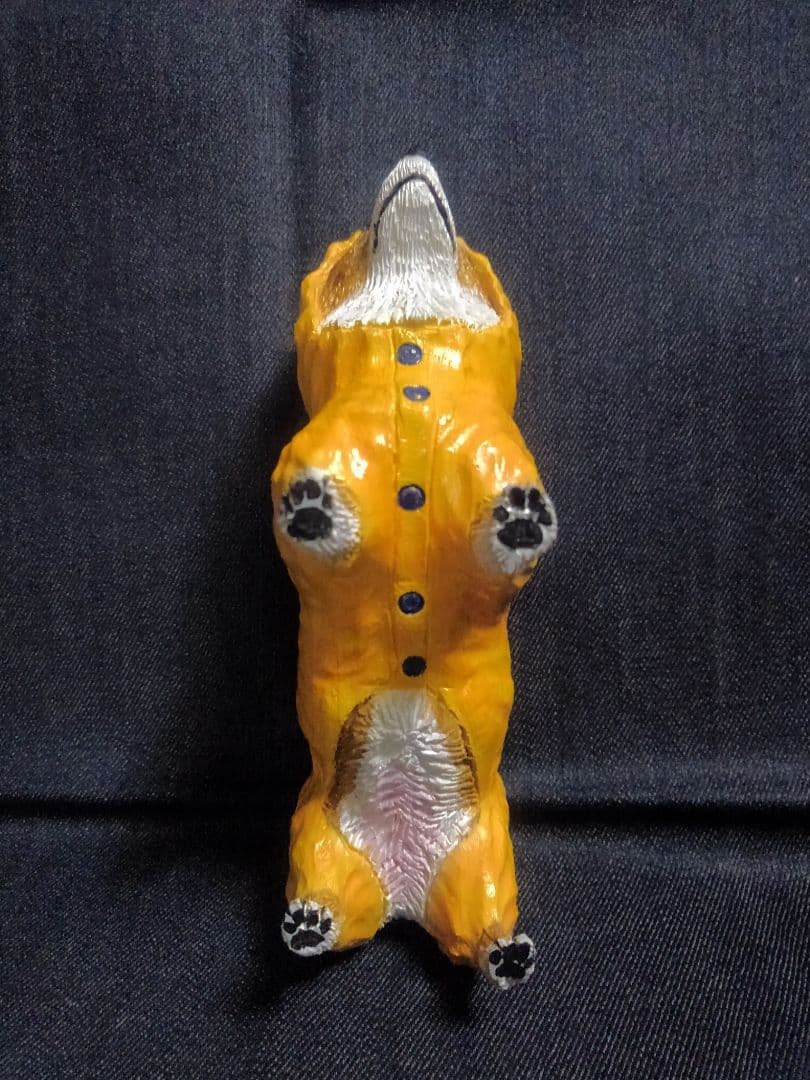 木彫りのコーギー 雨の散歩