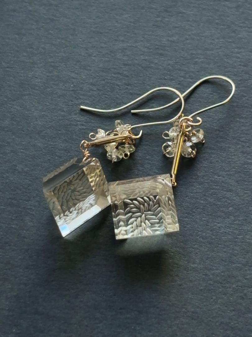 C17 シャンパンクォーツ宝石キューブピアス