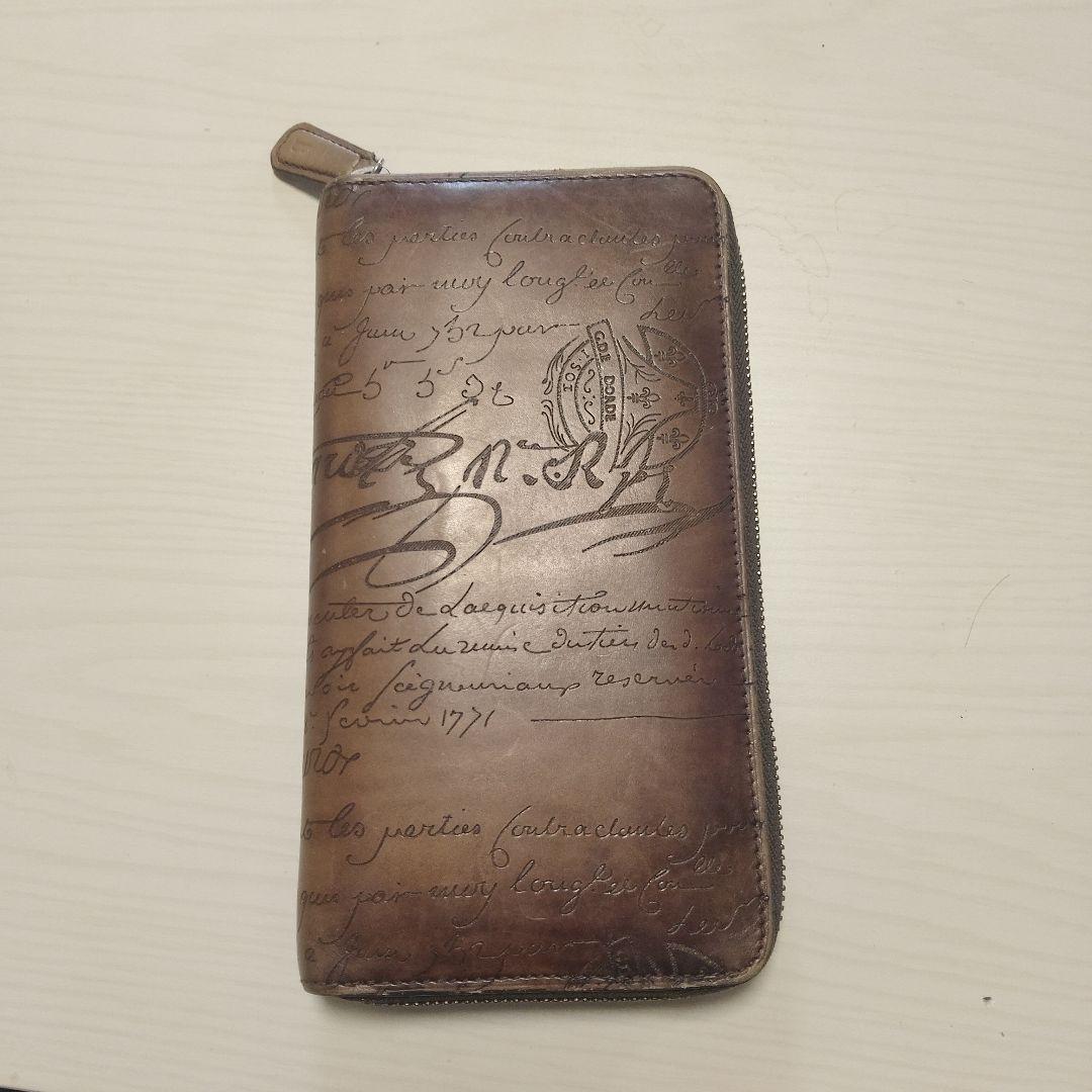 Berluti ベルルッティの長財布　ロゴマーク切れなし。