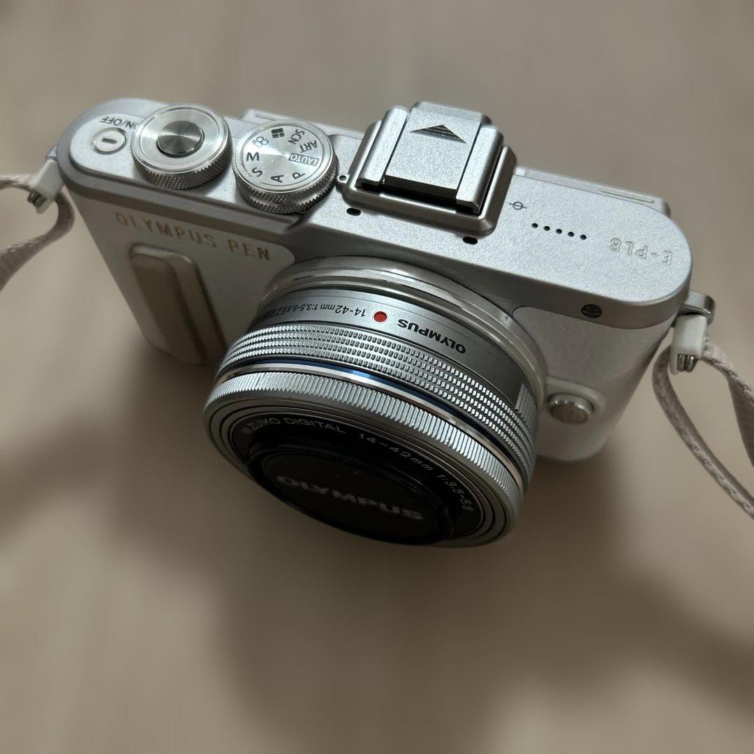 OLYMPUS PEN E-PL8 ホワイト　ダブルズームキット