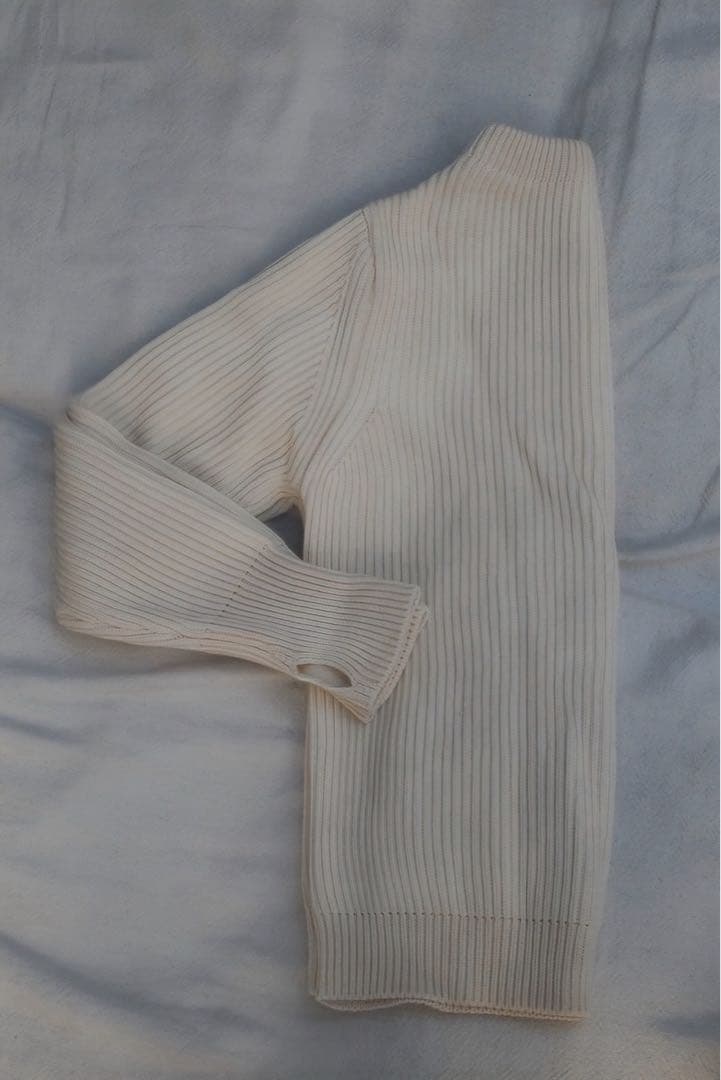 ホワイトリブ編みハイネックセーター