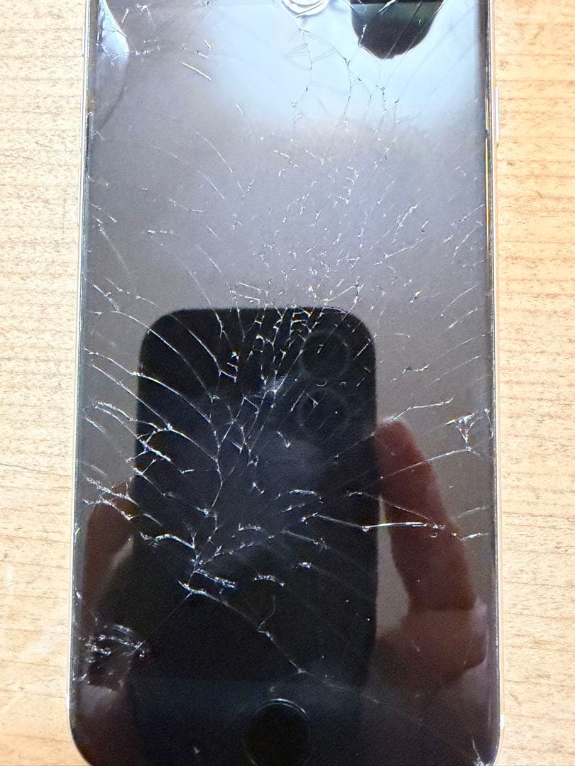 Apple iPhone se第三世代ホワイト 画面ひび割れあり