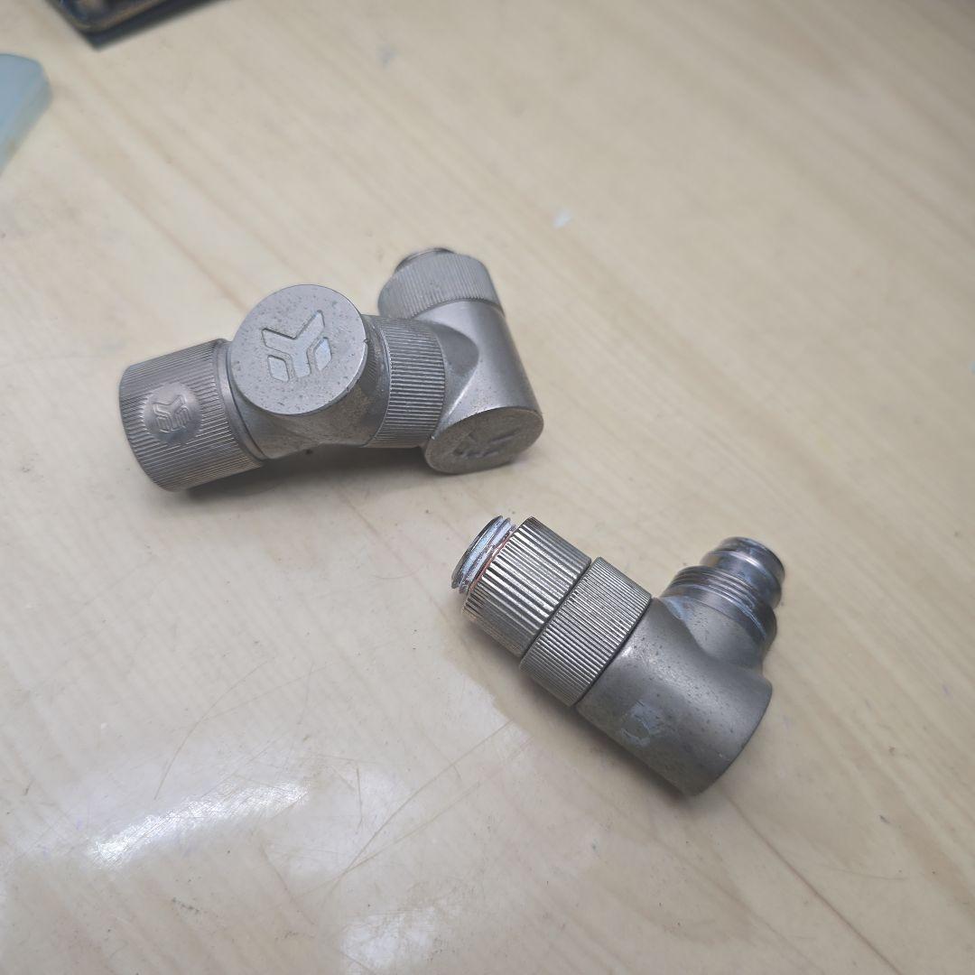 専用の液体冷却システムコンポーネントを備えたグラフィックカード（GPU）