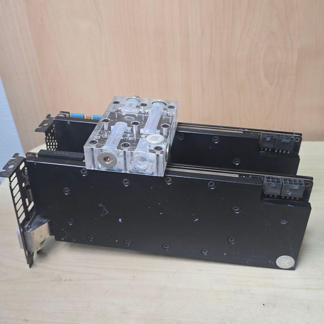 専用の液体冷却システムコンポーネントを備えたグラフィックカード（GPU）