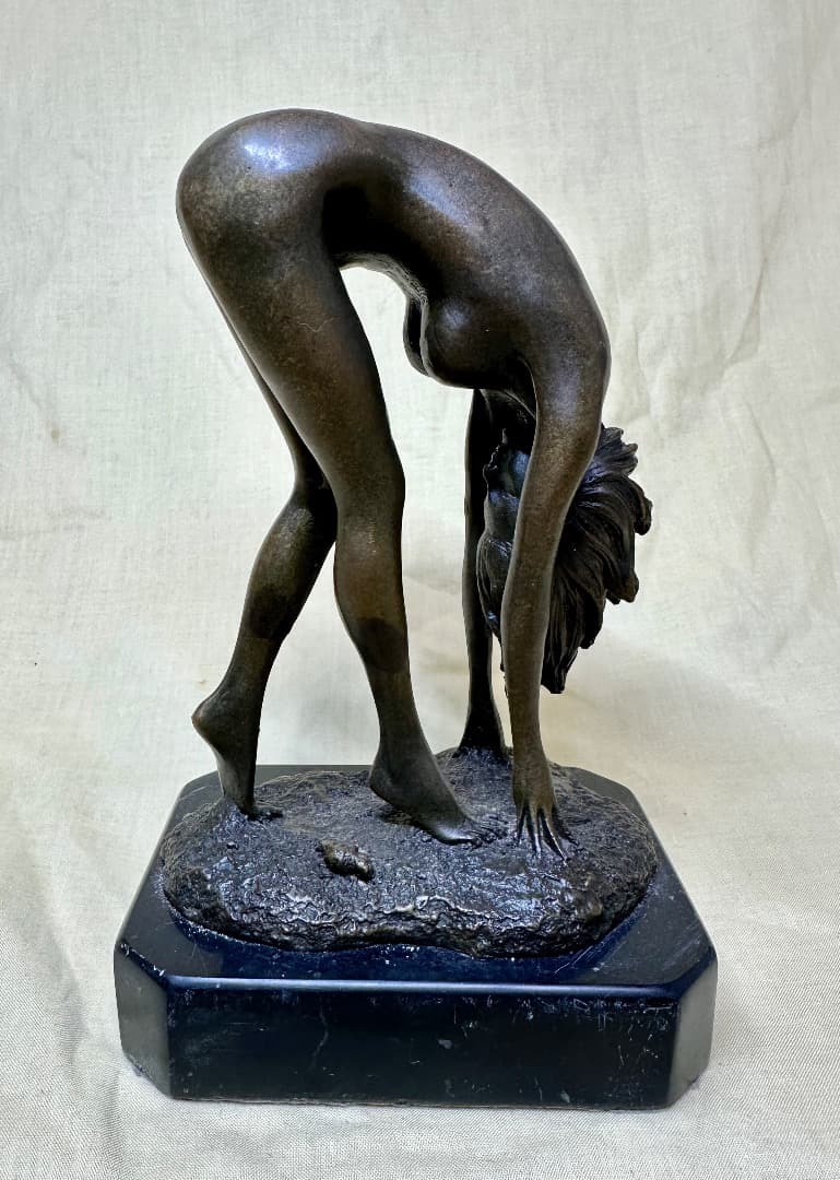 銅製彫刻・「ビーチの女」躍動的精美彫刻・