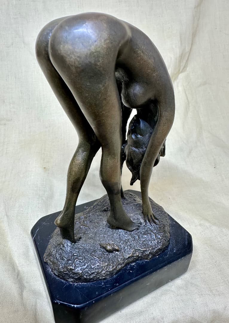 銅製彫刻・「ビーチの女」躍動的精美彫刻・