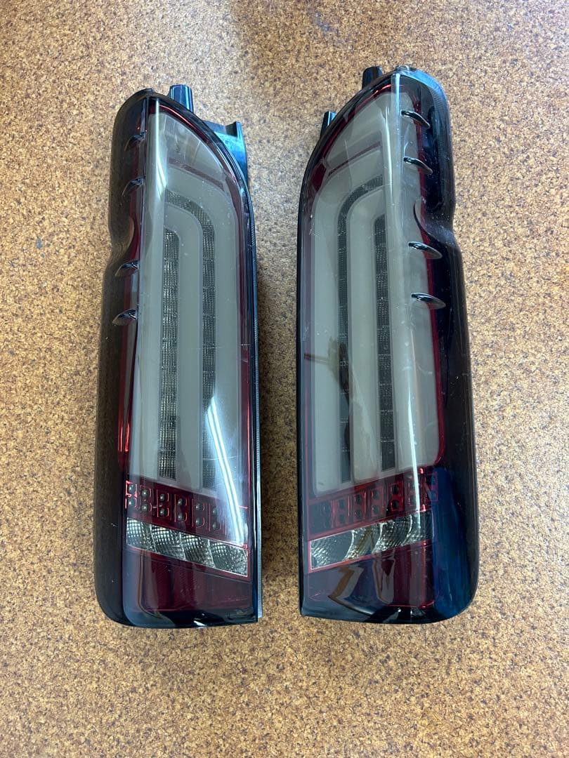 ハイエース　テールランプ