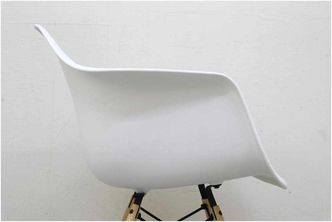 極美 ハーマンミラー イームズ プラスチック シェル アーム チェア DAW 白