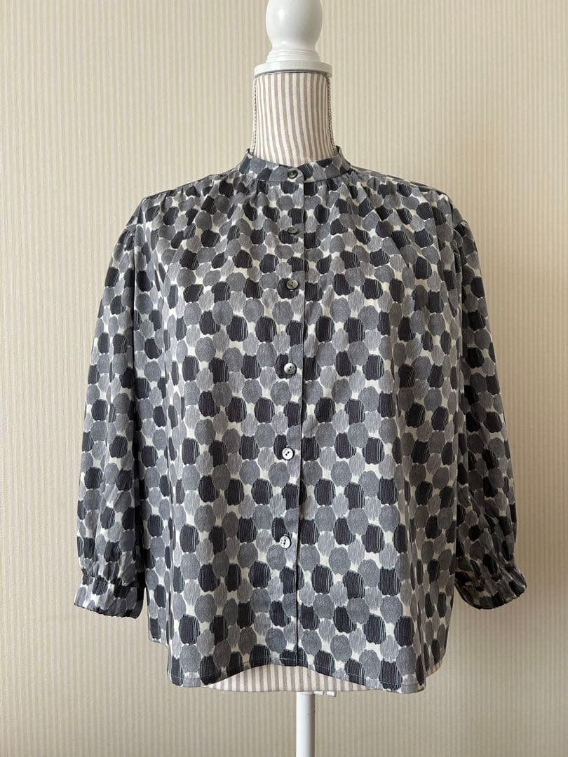 ハンドメイド　リバティタナローン生地使用バンドカラーブラウス