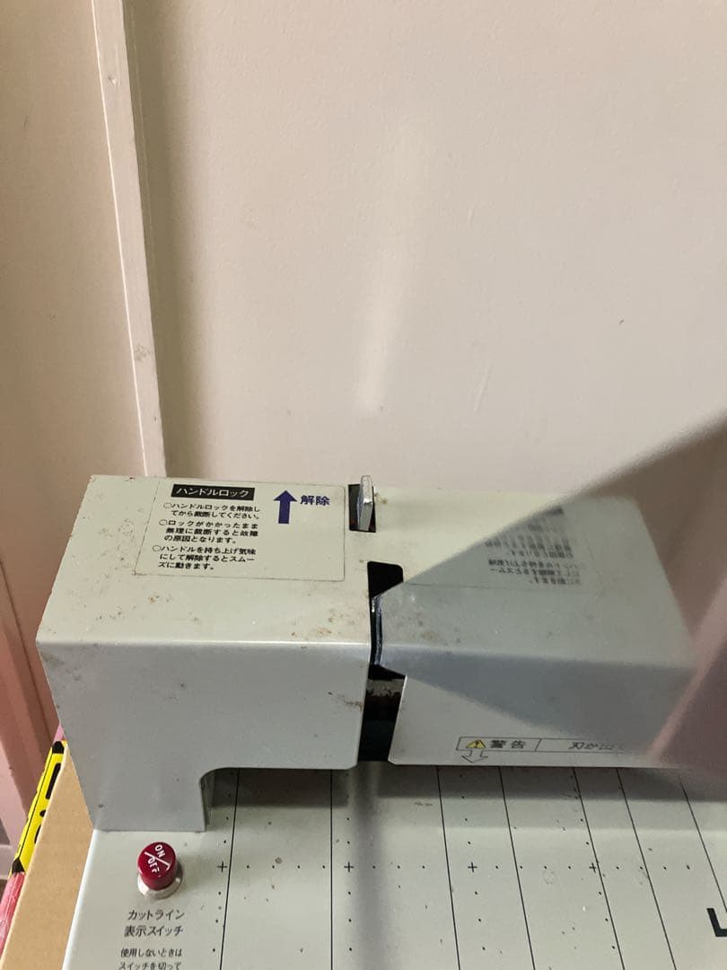 中古 PLUS PK-513L 裁断機 A4対応 カットライン点灯