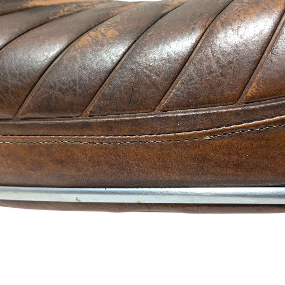 レストアに最適！足つき良好な段付デザイン。RC04純正アメリカンシート