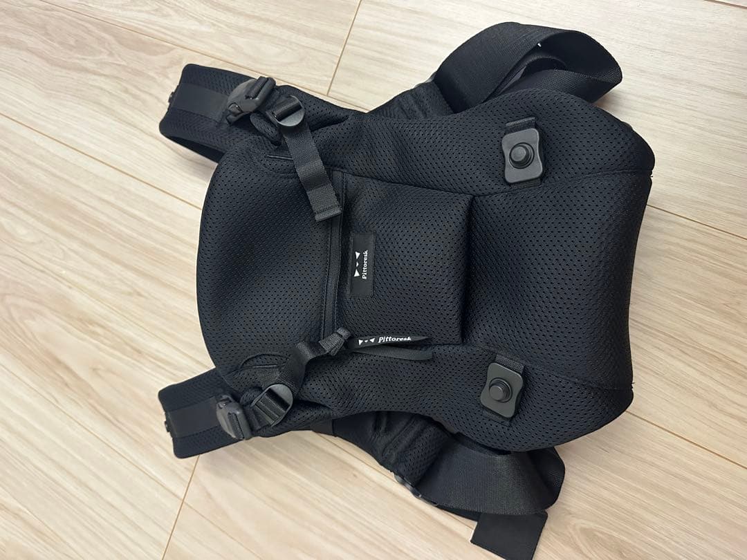 ‘美品’ピトレスク ベビーキャリア ファースト　ブラック　抱っこ紐