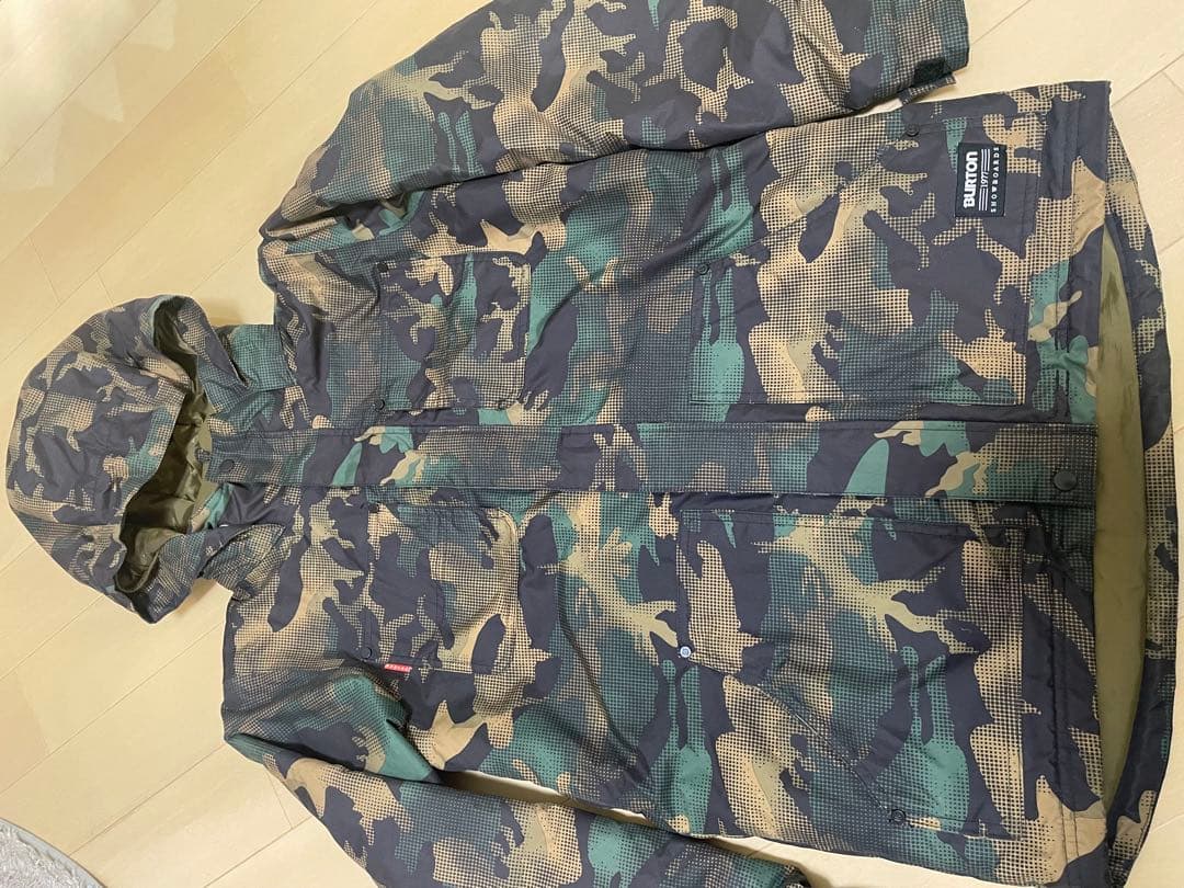バートン　キッズ　迷彩フード付きウェアと緑色パンツセット