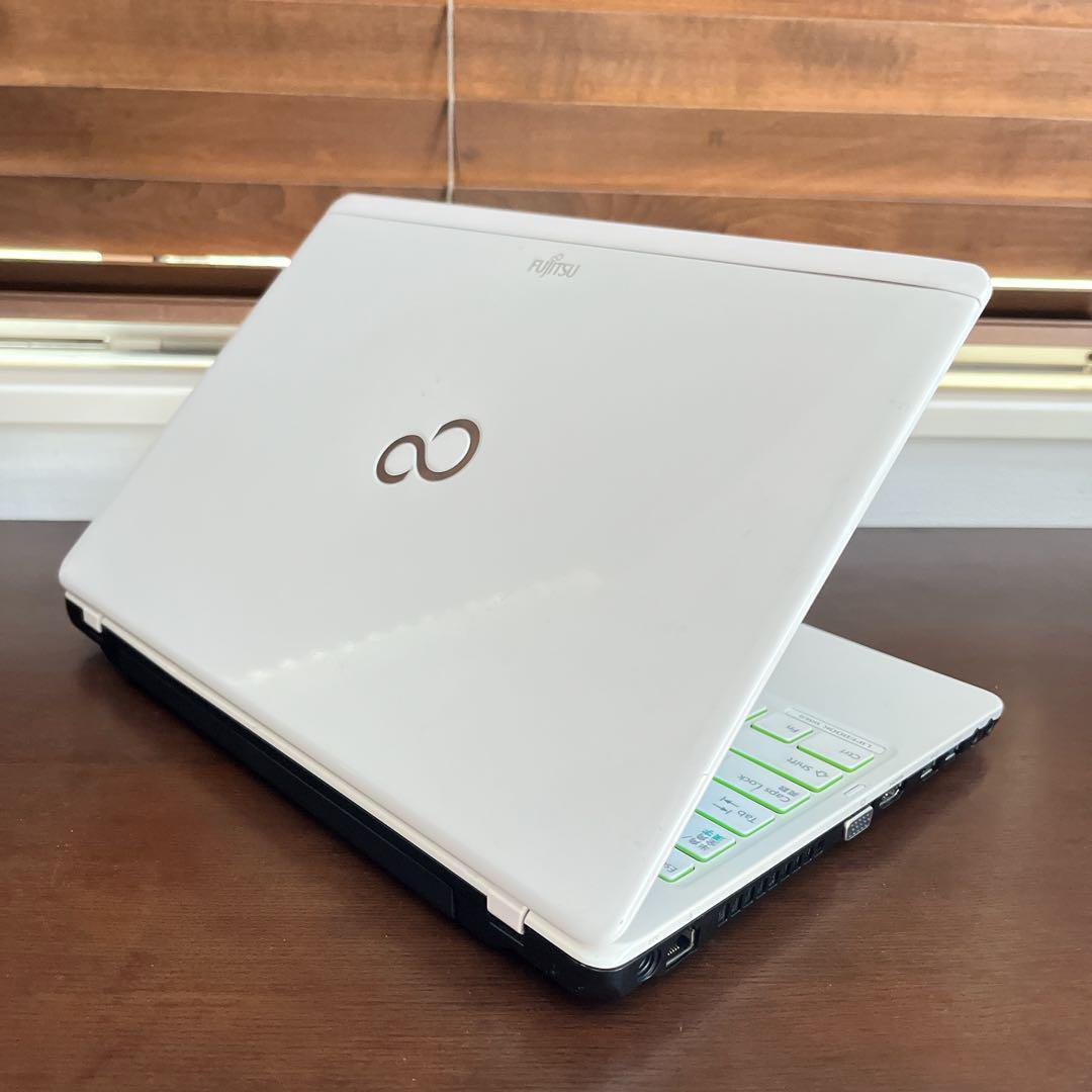 カメラ付PC✨ノートパソコン　windows11✨オフィス付き✨小型　軽量