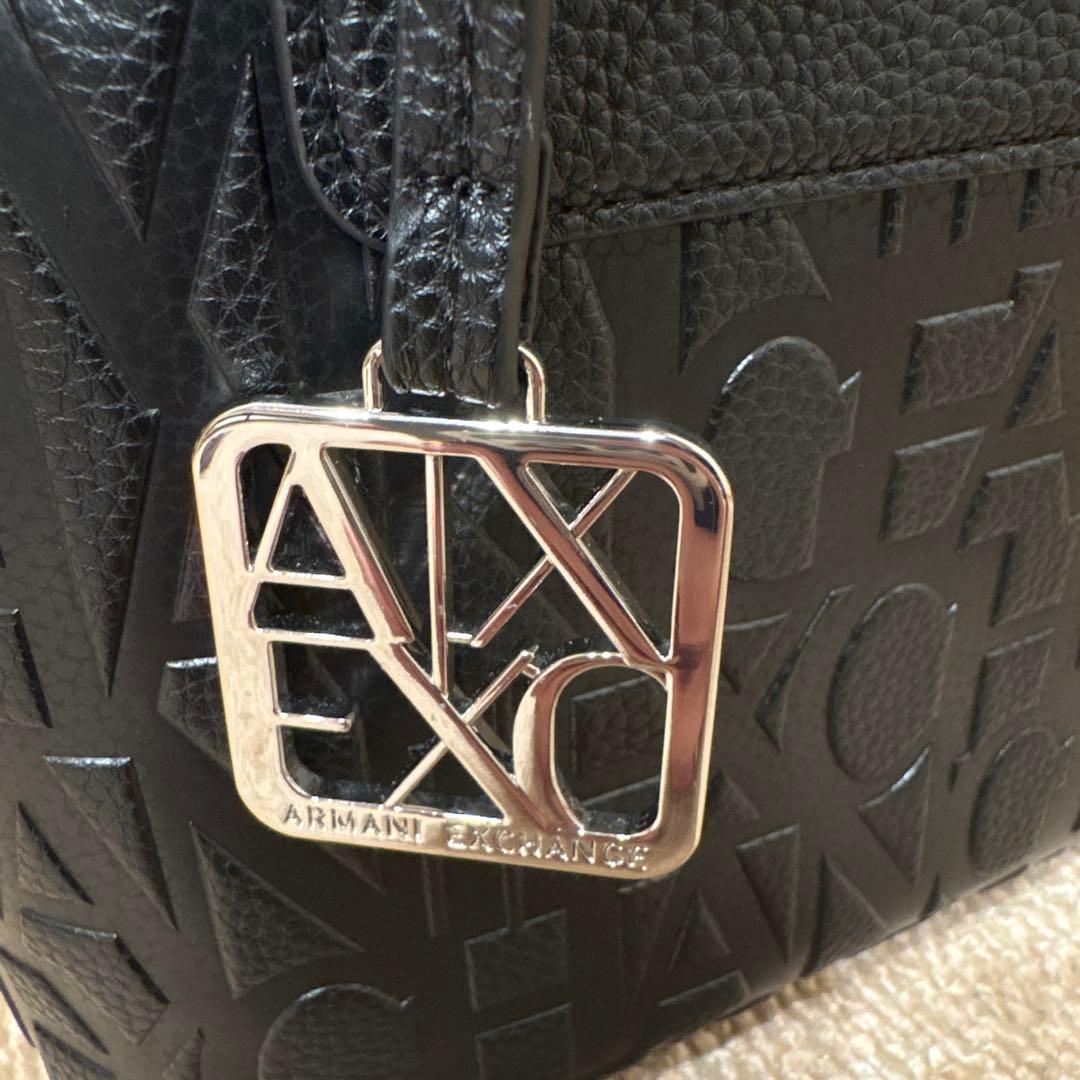 オールオーバーエンボスロゴ ミニハンドバッグ（グレイン）（EC限定カラー）