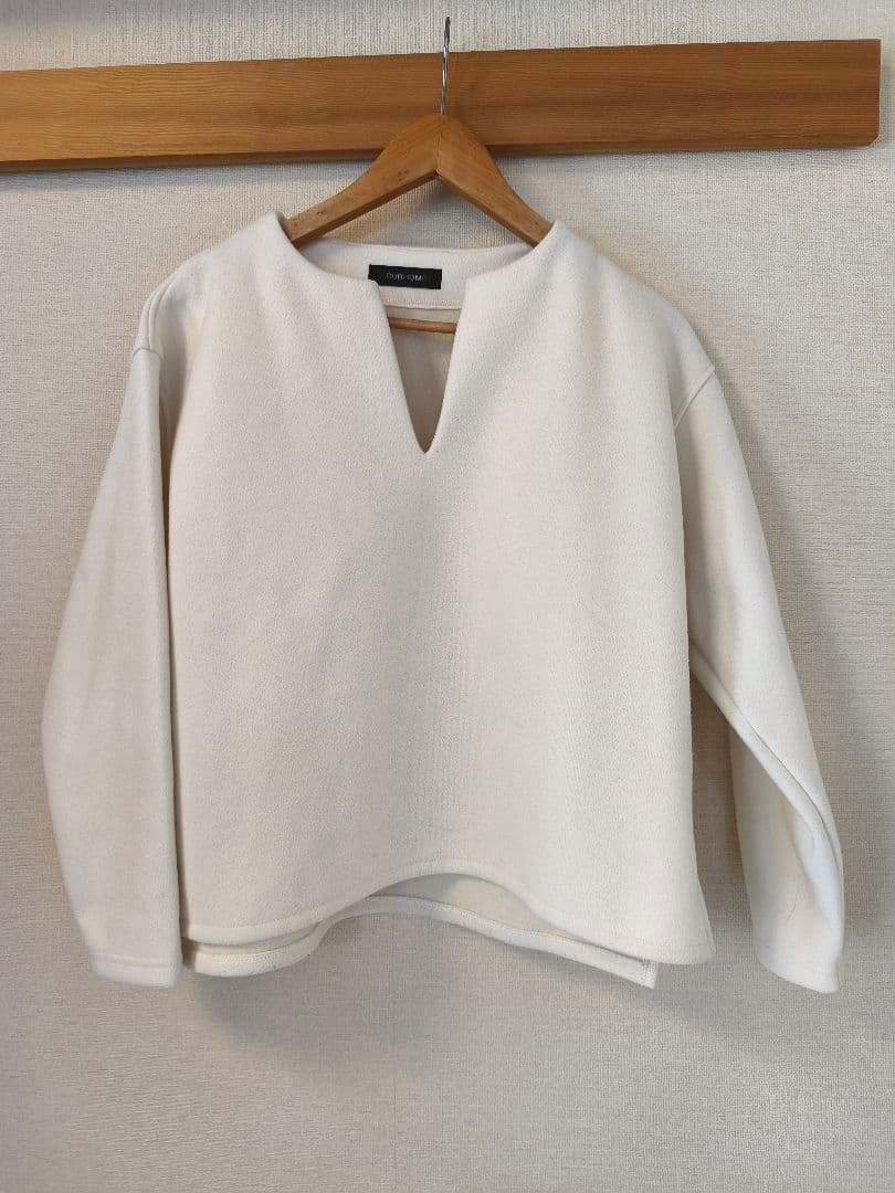 OUR アワーホーム　洗えるウール混素材のキーネックプルオーバー