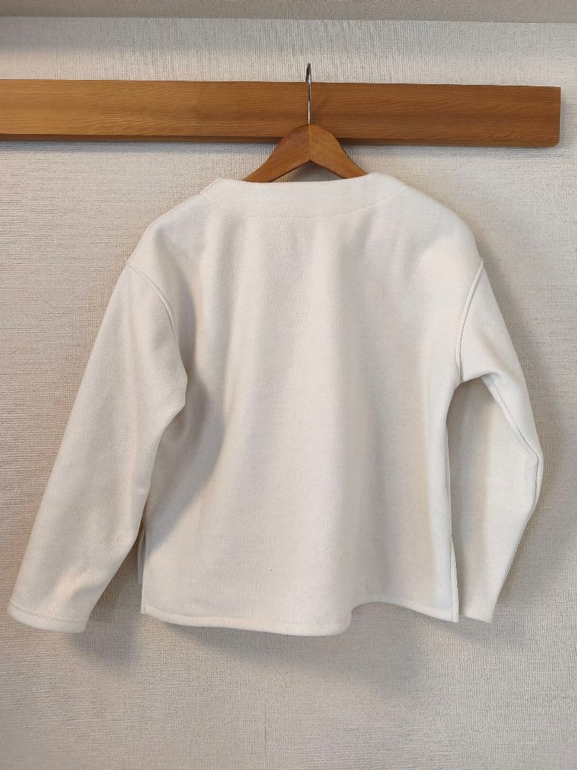 OUR アワーホーム　洗えるウール混素材のキーネックプルオーバー