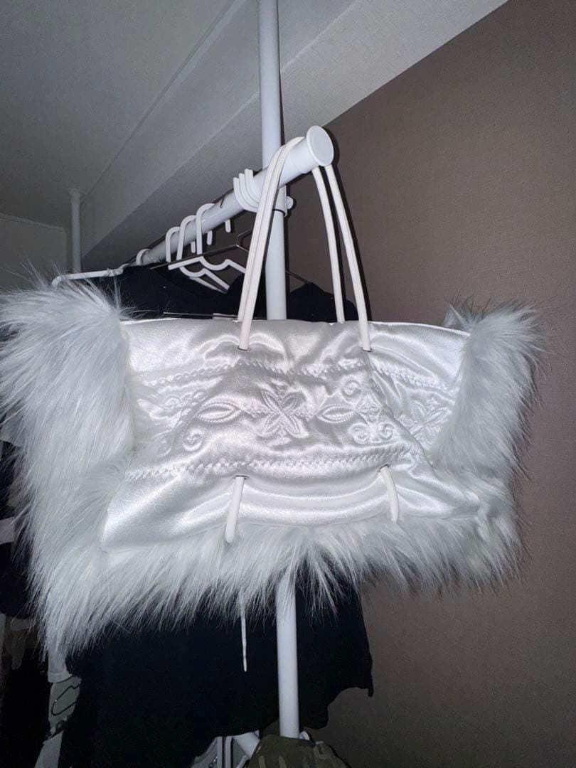 sculptor fluffy slouchy satin bag ホワイト