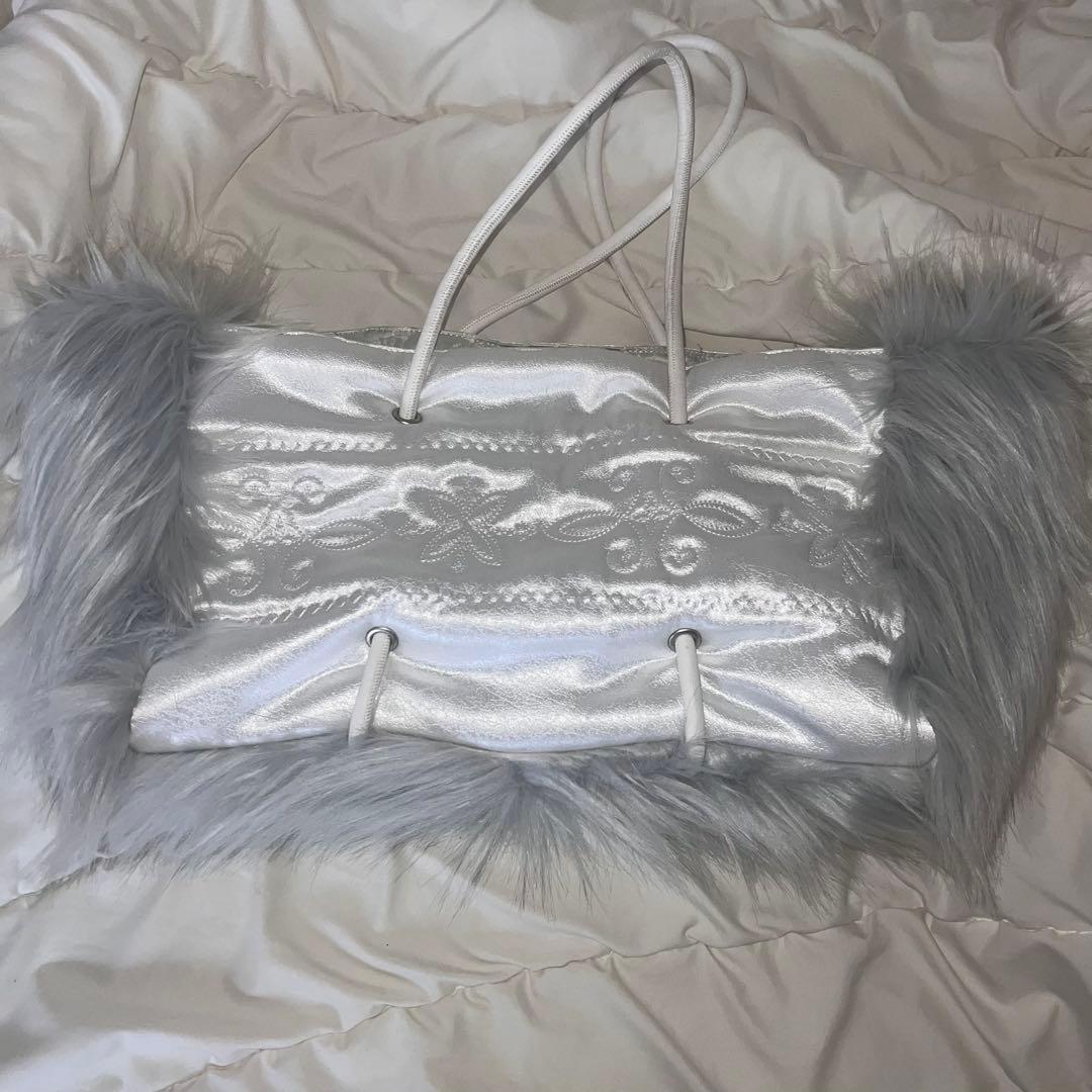 sculptor fluffy slouchy satin bag ホワイト
