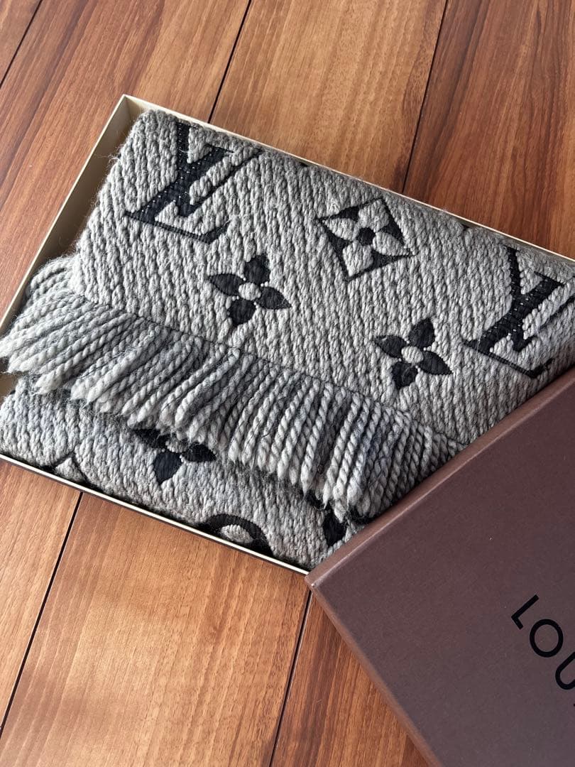LOUIS VUITTON グレー マフラー