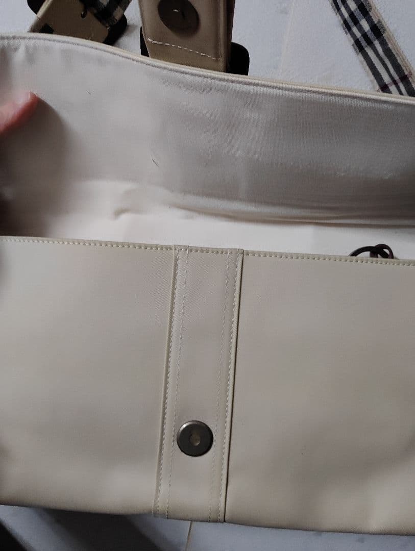 ルイ　セール！BURBERRY アイボリー ショルダーバッグ