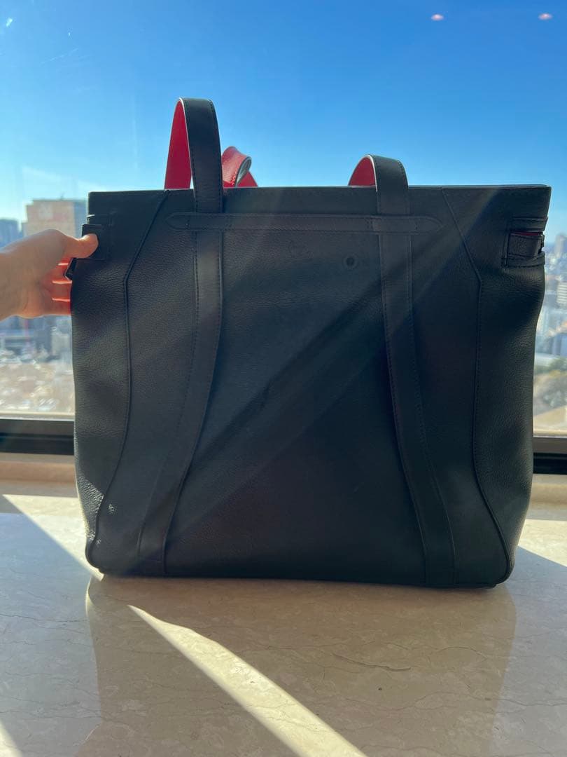 【Christian Louboutin】黒のトートバッグ ロゴ刺繍 赤ハンドル