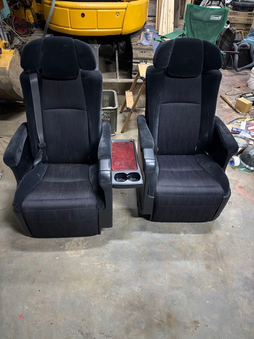キャプテンシート ブラックファブリック　ハイエース