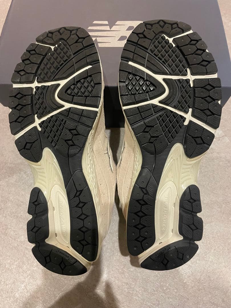 New Balance ベージュ スニーカー