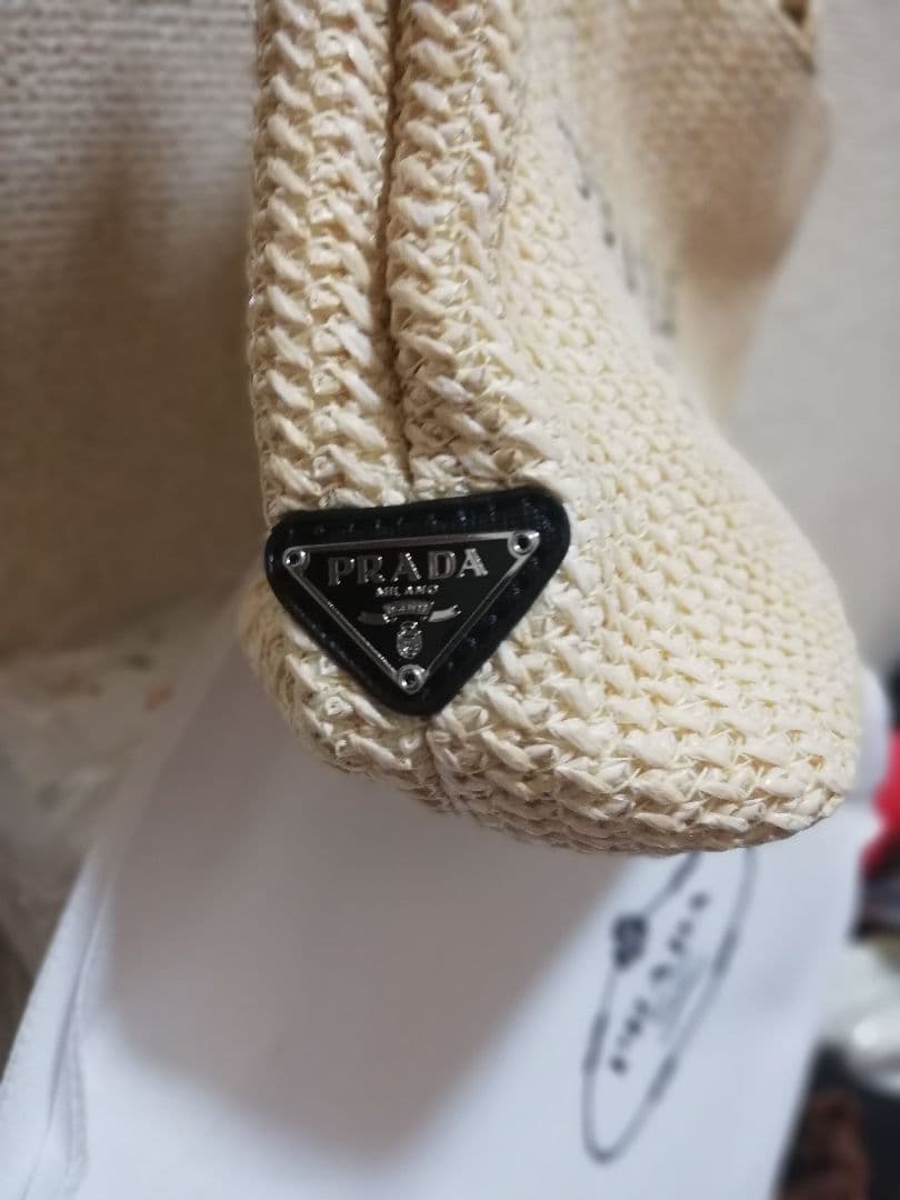 PRADAのトートバッグ ベージュ