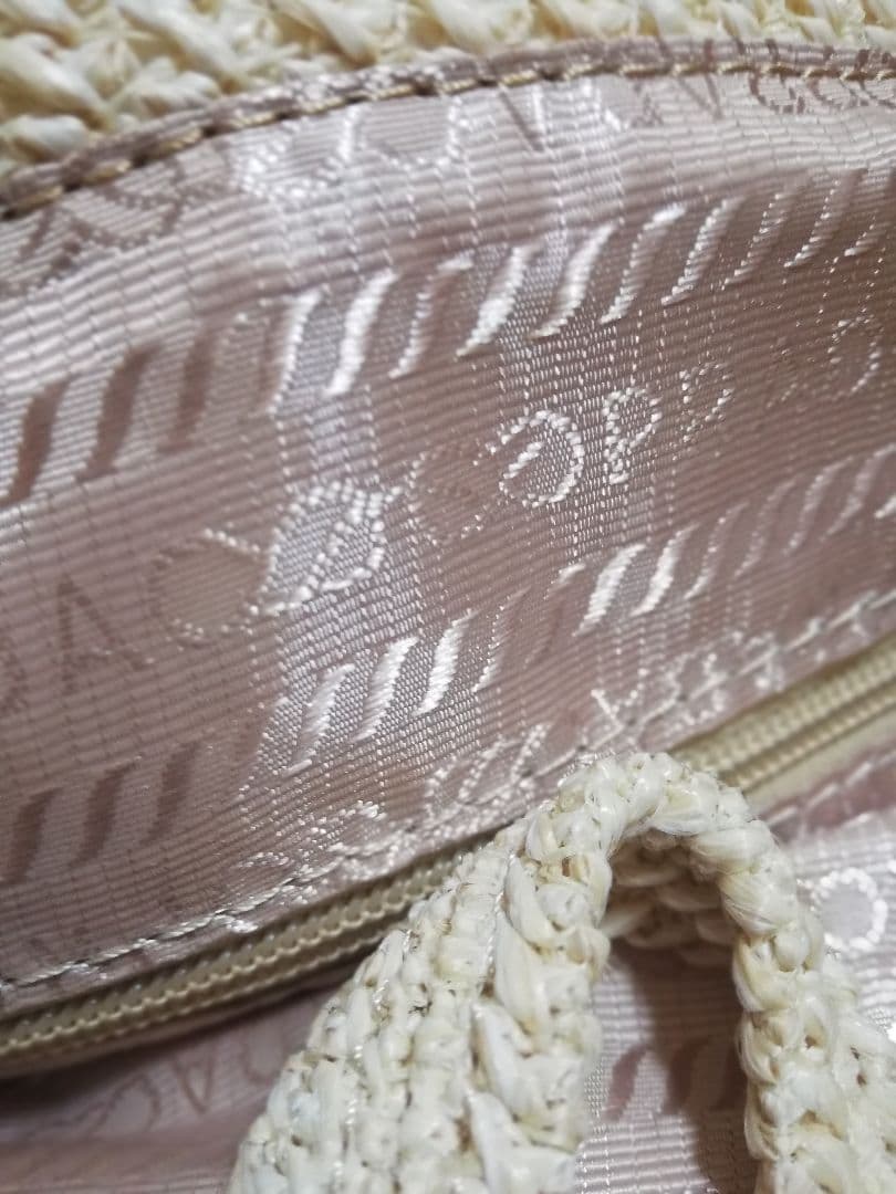 PRADAのトートバッグ ベージュ