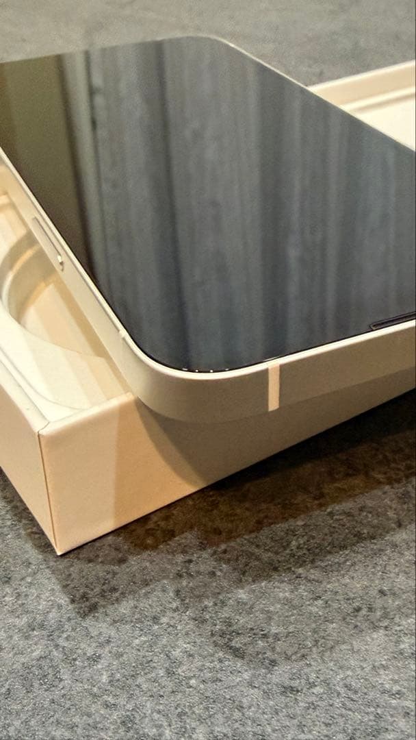 iPhone 13 本体　スターライト　128GB 箱付！送料無料！オマケ付き