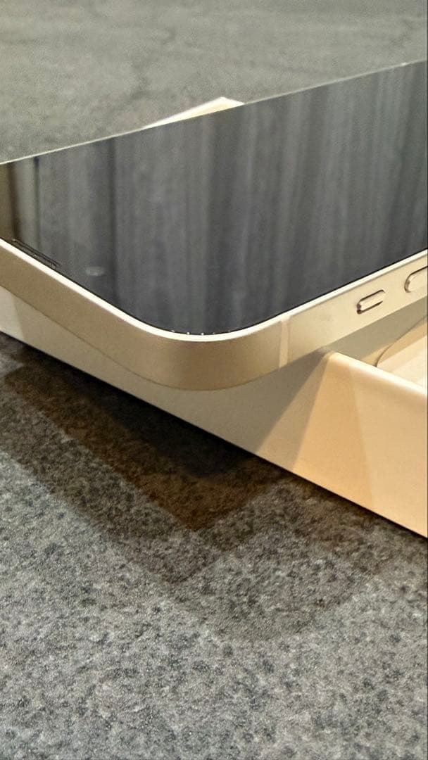 iPhone 13 本体　スターライト　128GB 箱付！送料無料！オマケ付き