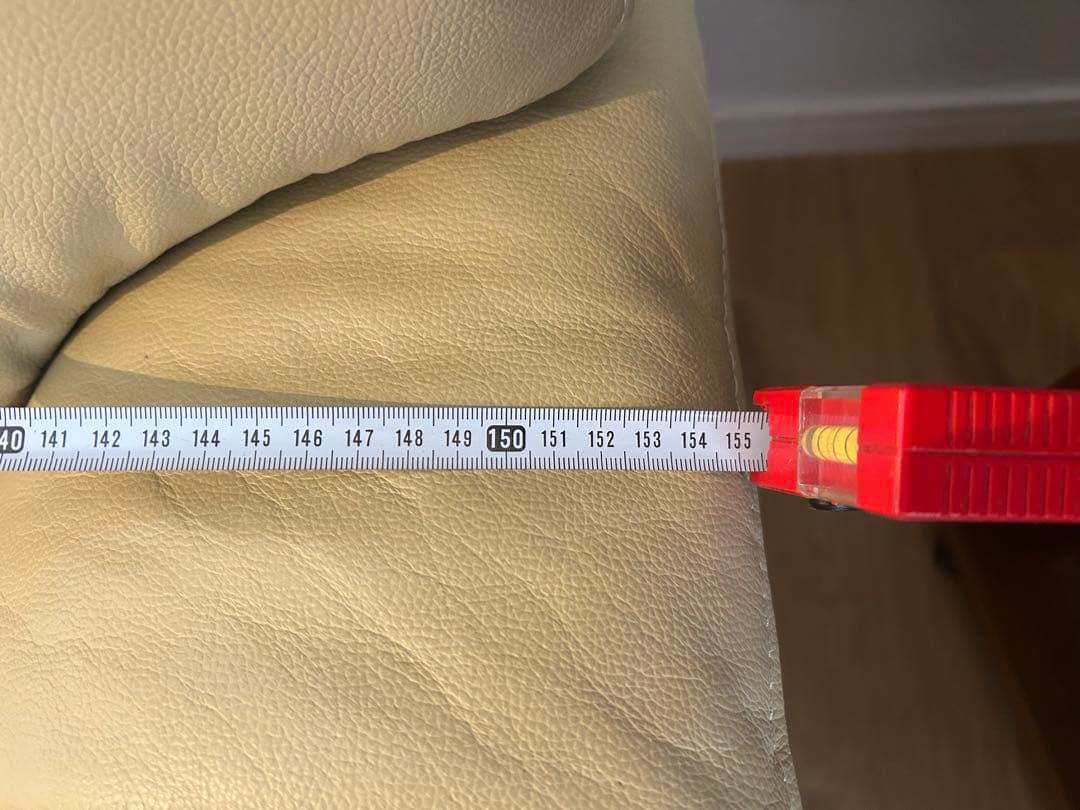 【本革】ゆったり2人掛けソファ（クリーム色・木製脚付き）