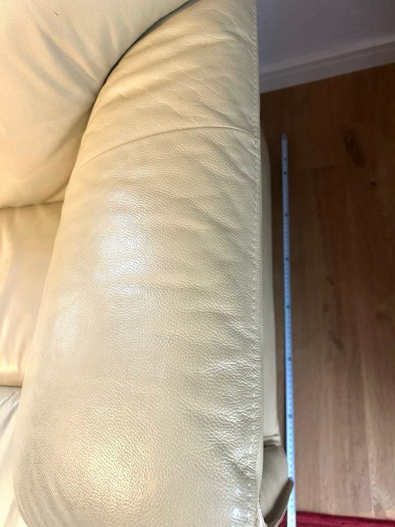 【本革】ゆったり2人掛けソファ（クリーム色・木製脚付き）