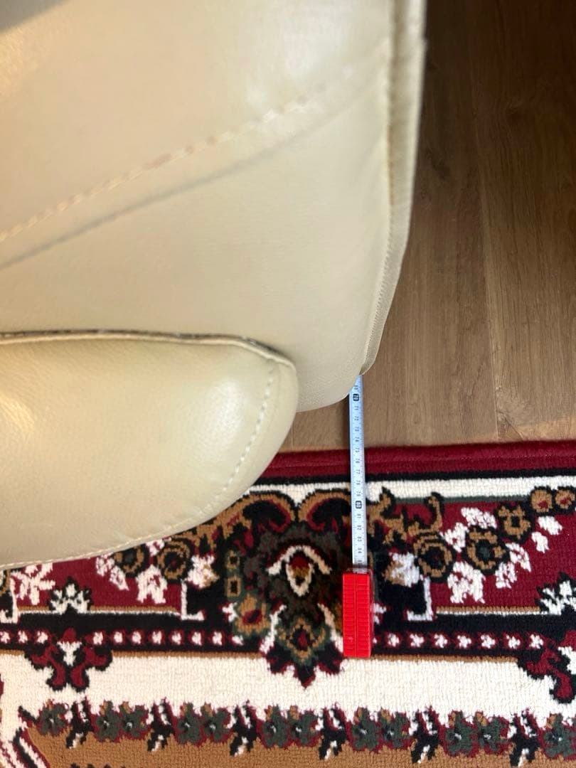 【本革】ゆったり2人掛けソファ（クリーム色・木製脚付き）