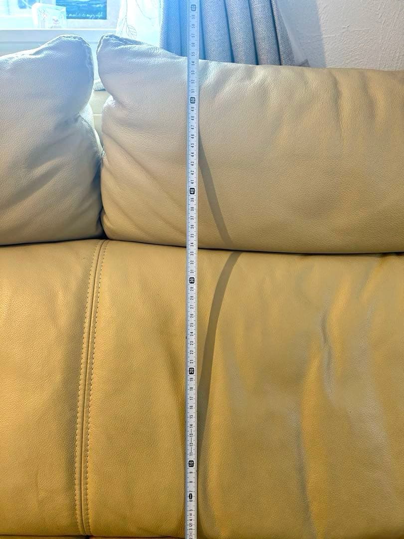 【本革】ゆったり2人掛けソファ（クリーム色・木製脚付き）