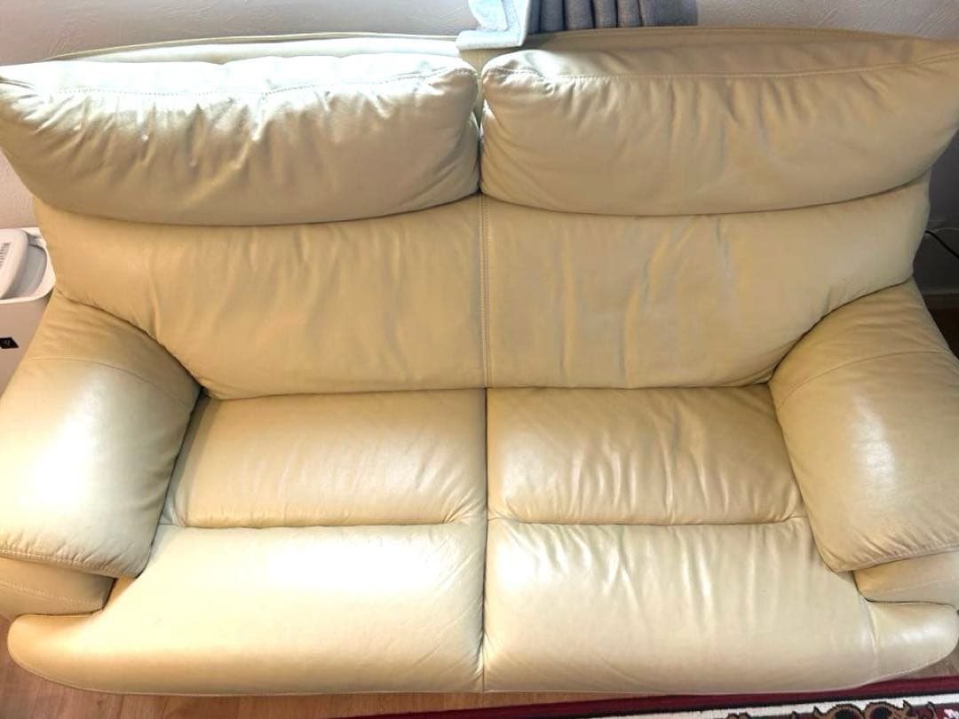 【本革】ゆったり2人掛けソファ（クリーム色・木製脚付き）