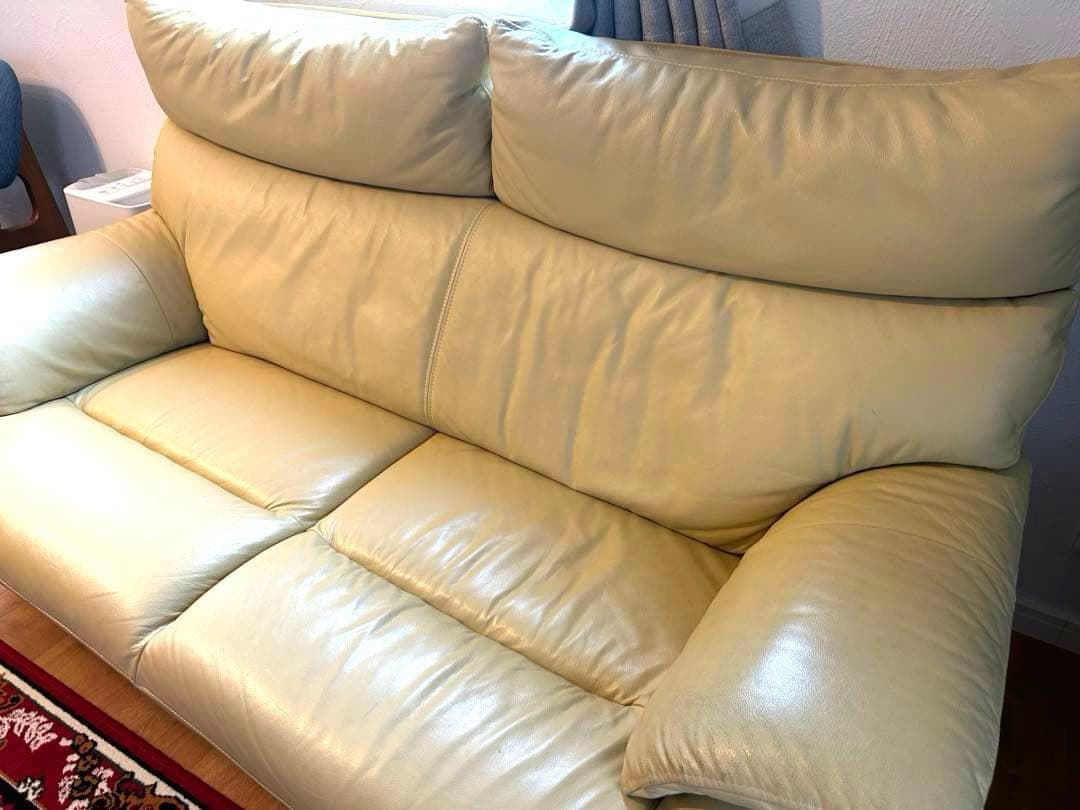 【本革】ゆったり2人掛けソファ（クリーム色・木製脚付き）