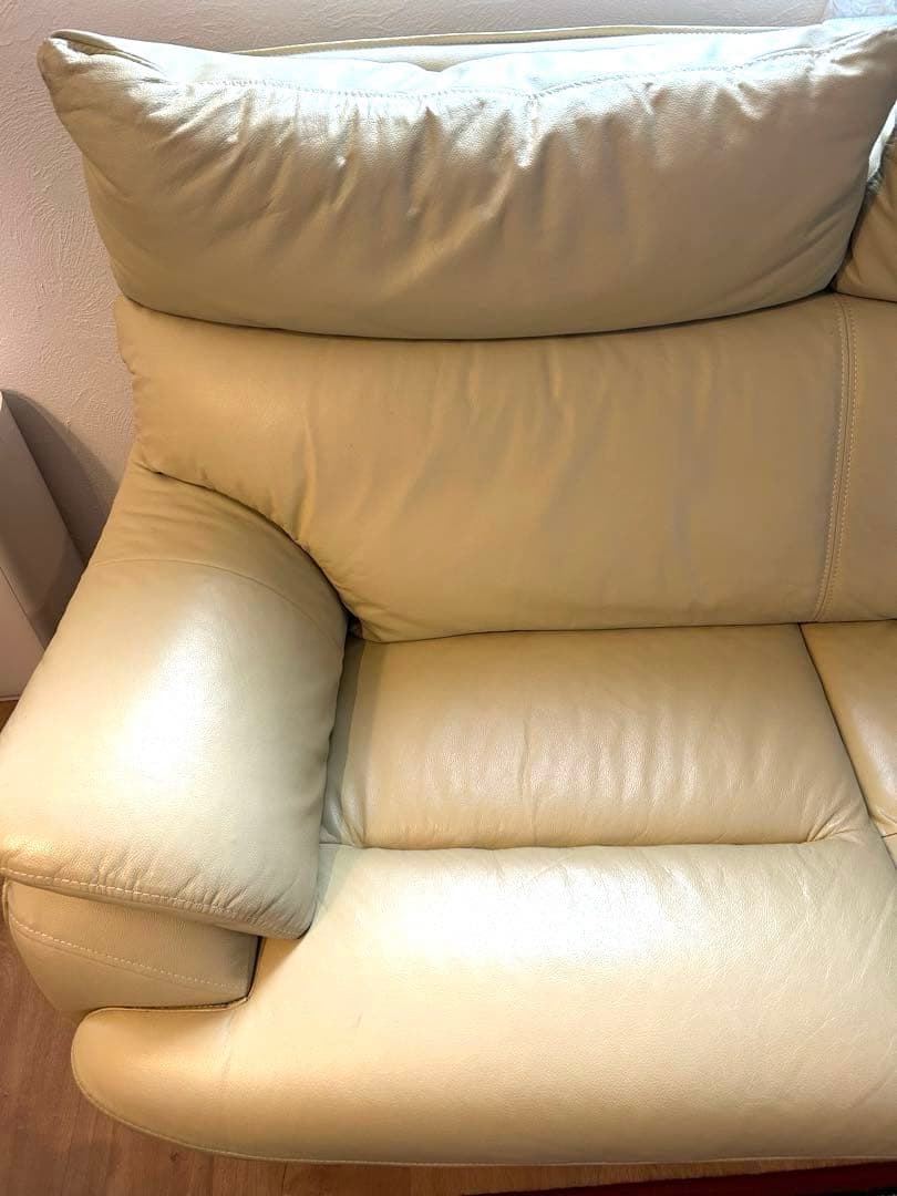 【本革】ゆったり2人掛けソファ（クリーム色・木製脚付き）