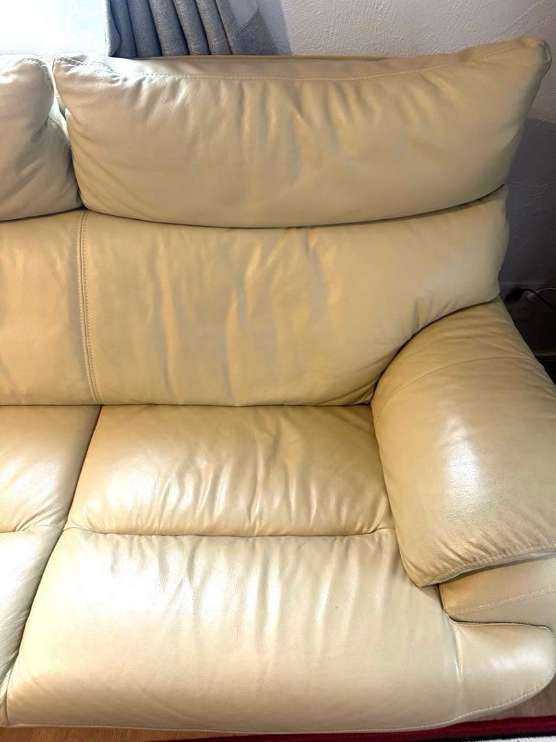 【本革】ゆったり2人掛けソファ（クリーム色・木製脚付き）