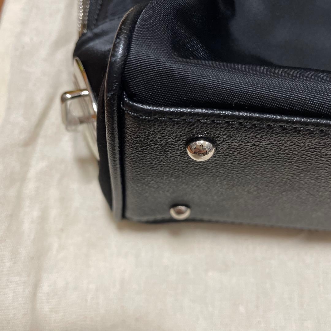 日曜日までの限定値下げ‼️ トゥティエ　ナイロンスモールバッグ　クロ