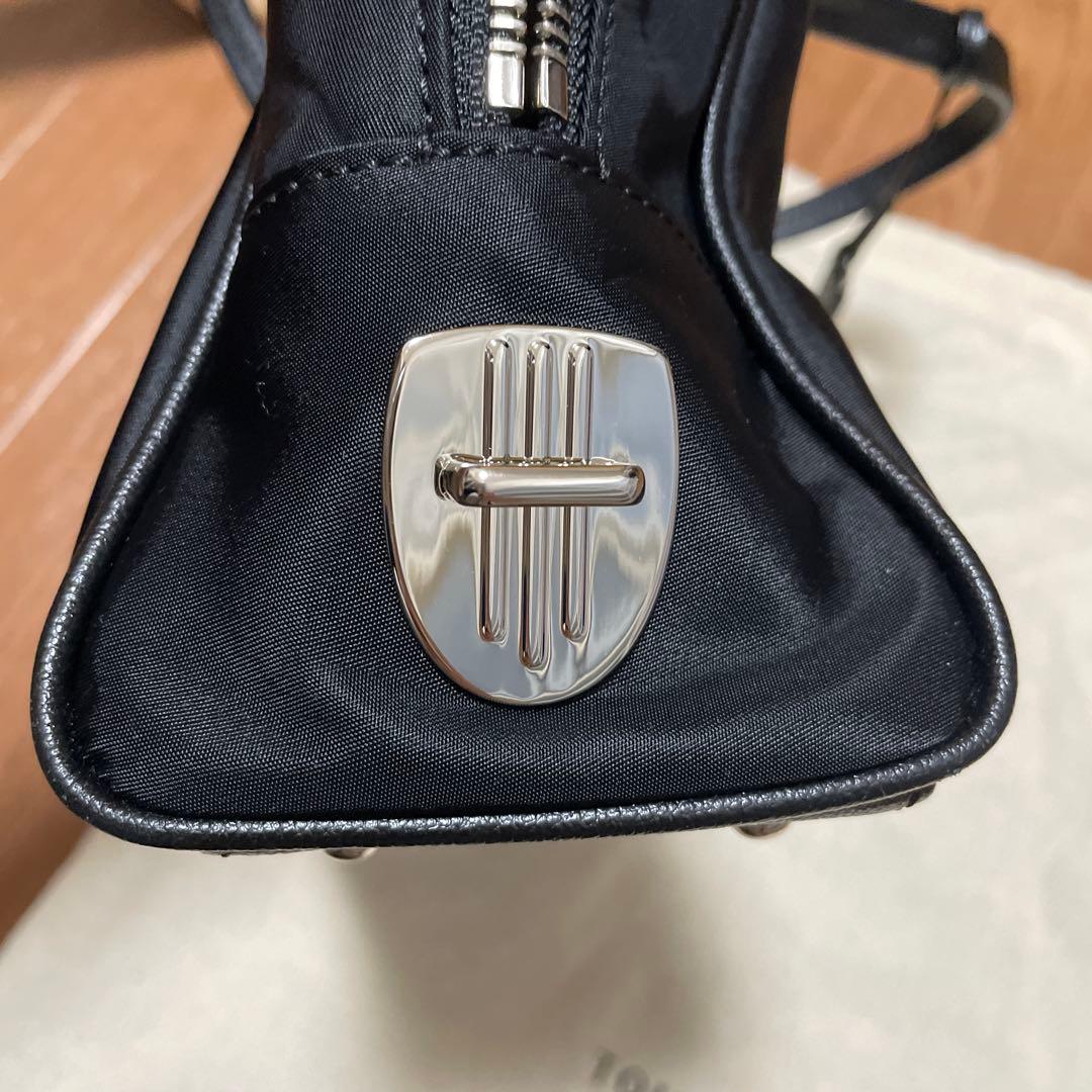 日曜日までの限定値下げ‼️ トゥティエ　ナイロンスモールバッグ　クロ