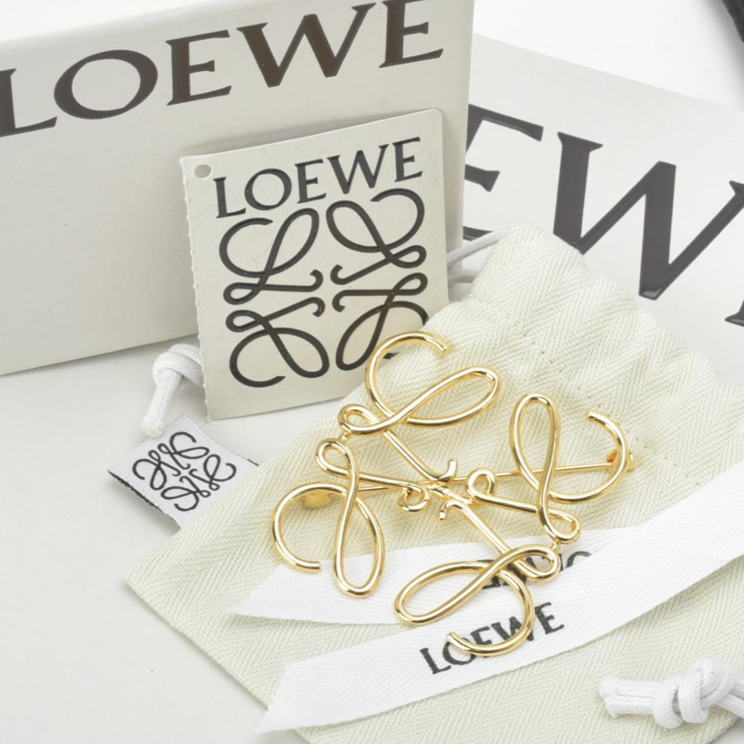 美品 ロエベ LOEWE アナグラム ブローチ ゴールド 箱/ショッパー/袋付き